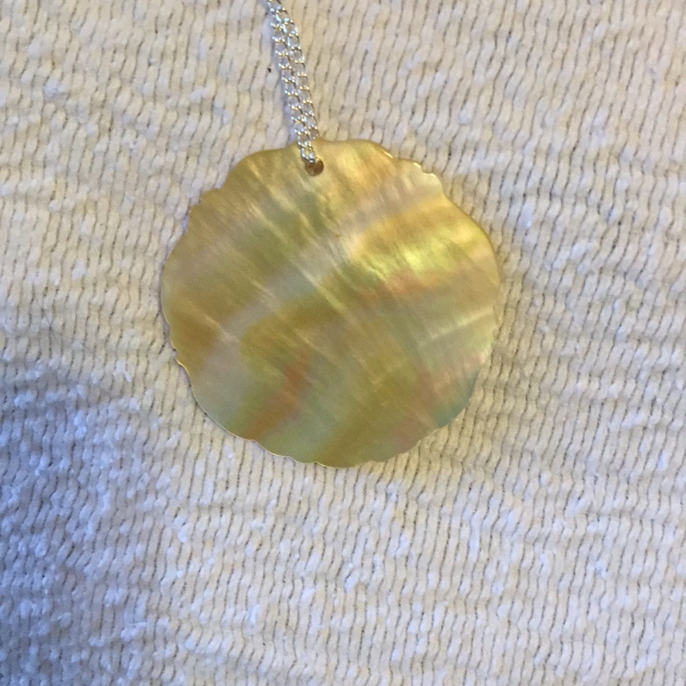 Mother of pearl carved into a camila/silver chain - Picture 4 of 4
